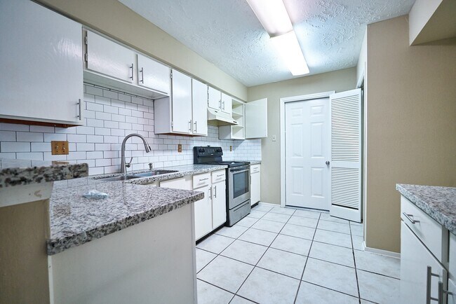 Building Photo - 10235 Gulfstream Ln