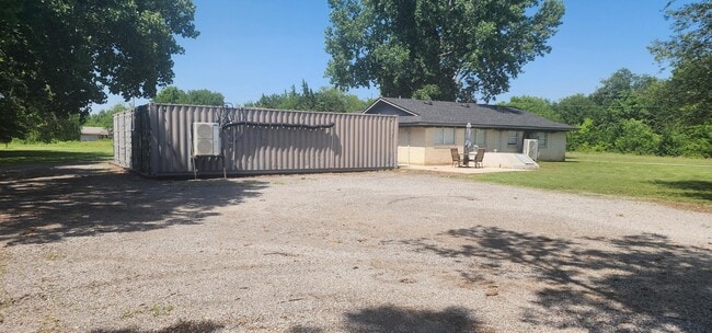 Building Photo - 15901 S Meridian Ave