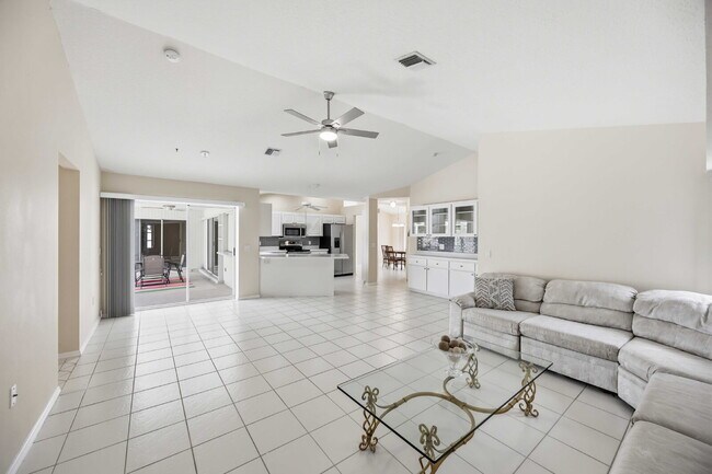 Building Photo - "Spacious 3-Bedroom Retreat with 2 Full Baths in Rotonda West Pinehurst!"