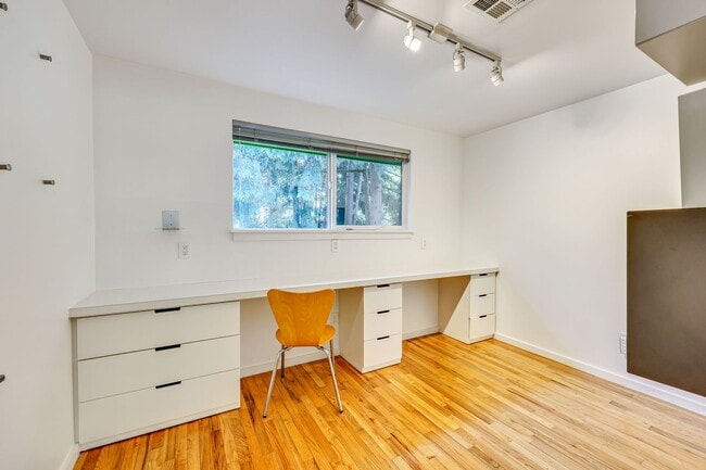 Building Photo - Downtown Bainrbidge Rental -  1/2 Off June...