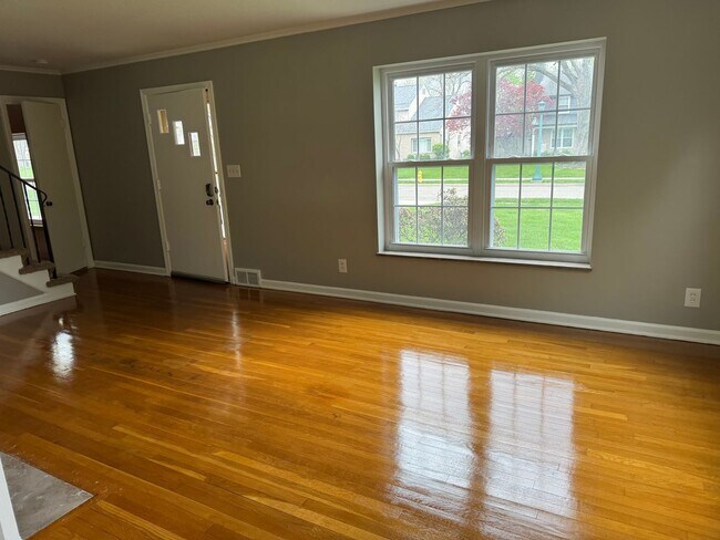 Building Photo - 3 Bedroom 1.5 bathroom Single Family Home, Upper Arlington Schools