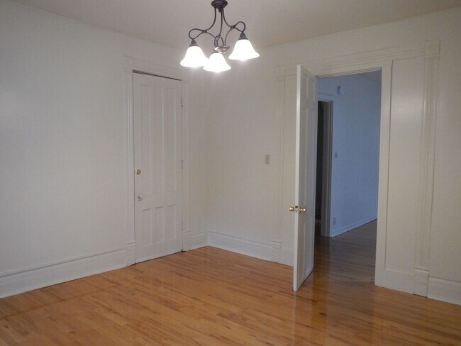 Building Photo - Newly Renovated 1st Floor Apartment with G...