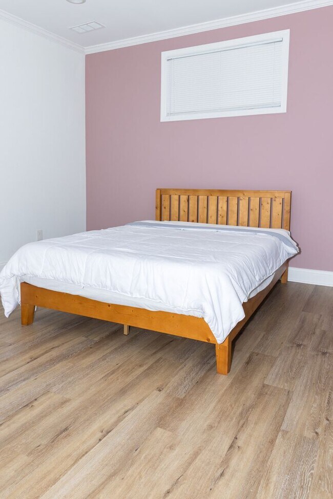 Building Photo - Spacious 4/3.5 w/ Master on Main and Fully...