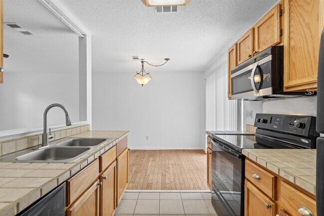 Building Photo - 1015 E Yager Ln