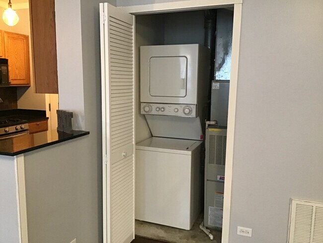 Building Photo - 4423 N Lawndale Ave