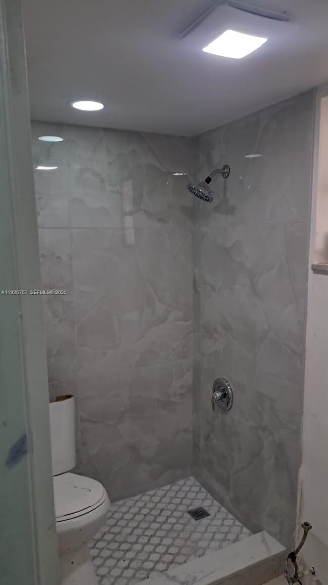 Building Photo - 8820 Fontainebleau Blvd