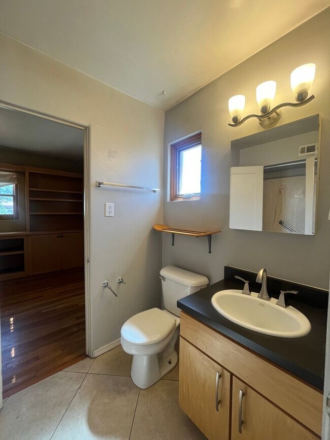 Building Photo - Quaint 3 Bedroom 2 Bathroom Home In The NE!