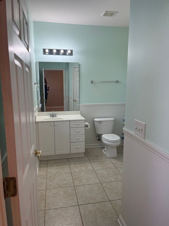 Building Photo - Great Neighborhood with Community Pool