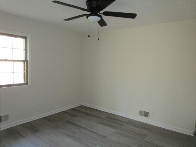 Building Photo - 3730 Newport Dr