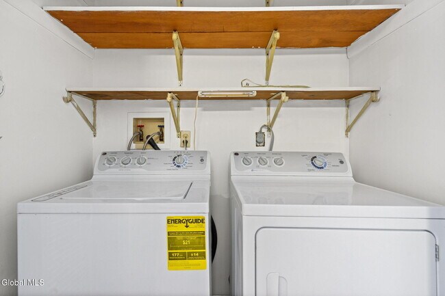 Building Photo - 25A Pine Ln