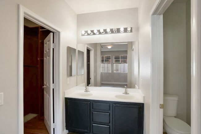 Building Photo - 2 Bed, Den, 1 Car Garage, Gated Northwest Condo