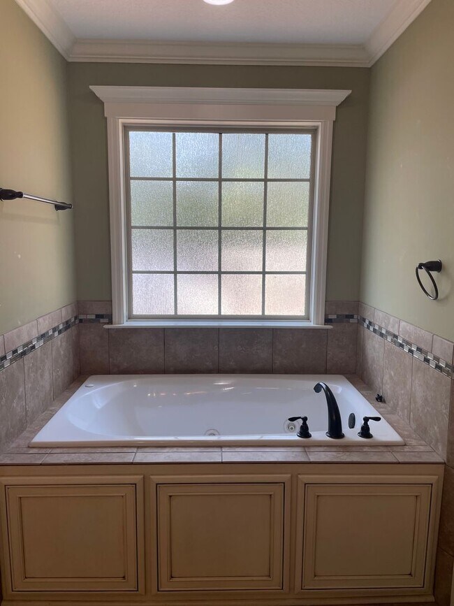 Building Photo - Check Out This 3BD/2B Home!!