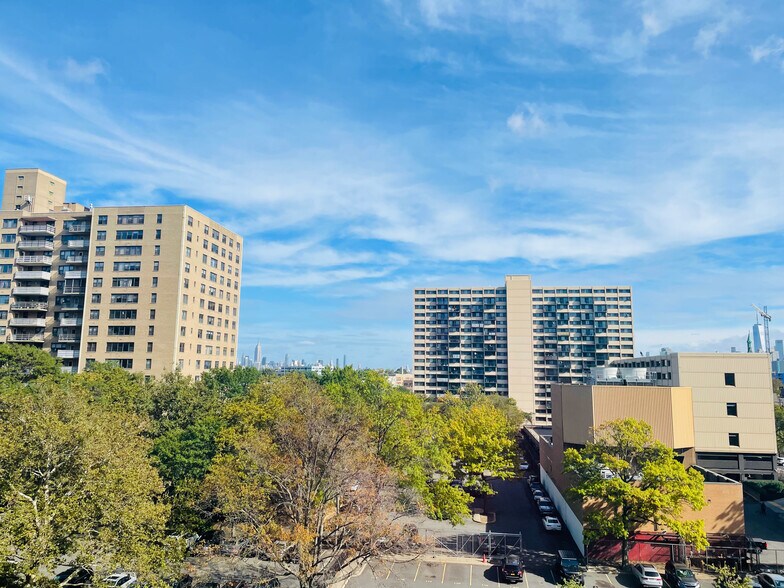 Building Photo - 10 Huron Ave