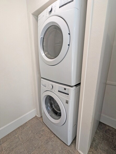 Building Photo - 1335 S Carmelina Ave