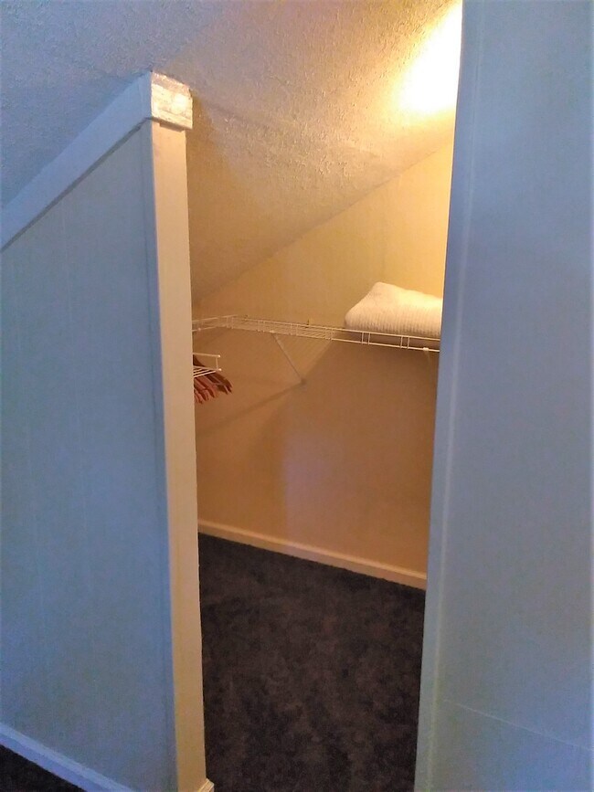 Building Photo - 707 Columbus Dr