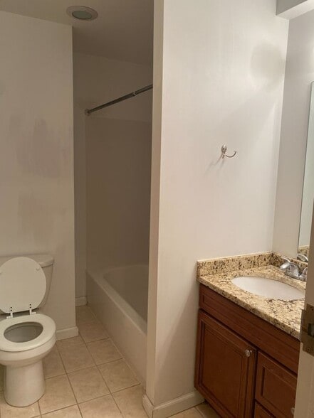 Building Photo - 735 Walnut St