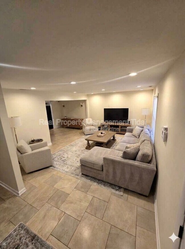 Building Photo - 1072 Level Green Blvd