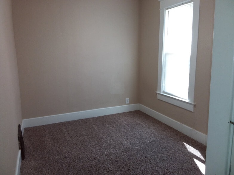 Building Photo - 317 E Coal St