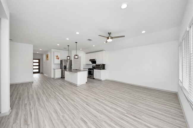 Building Photo - 7007 Fleetwood Crescent Wy