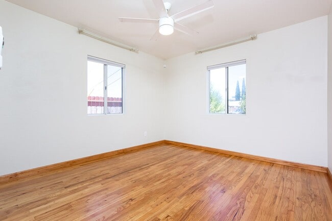 Building Photo - Traditional Home with Large Backyard!