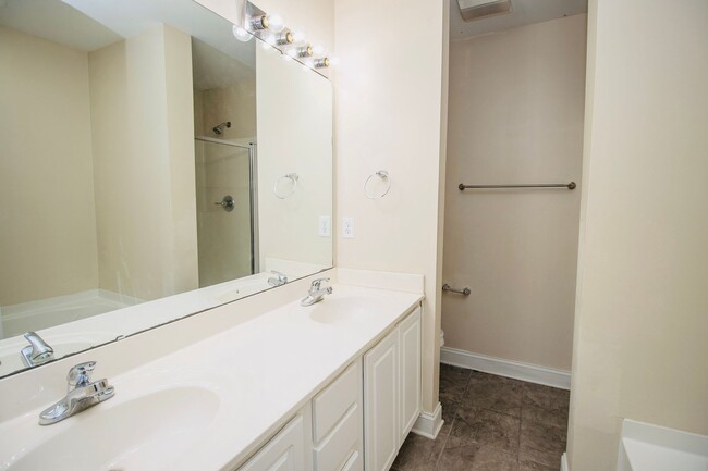 Building Photo - 2 Bedroom, 2.5 Bath Available in Hampton F...