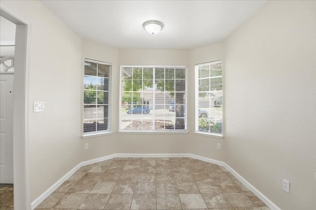 Building Photo - 604 Hovey Way