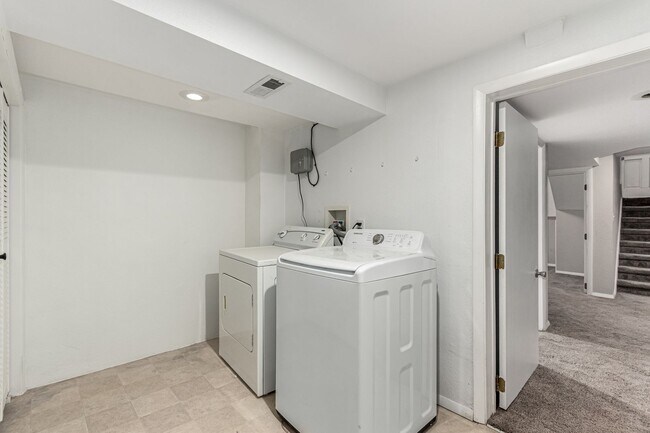 Building Photo - 1463L Dahlia St