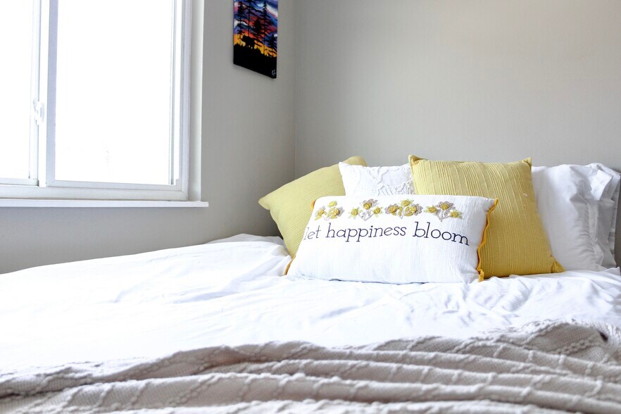 Building Photo - 1987 Palm Dr