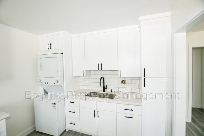 Building Photo - 69 Raemere St