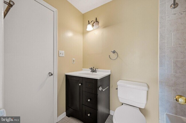 Building Photo - 16 Meadowside Ct