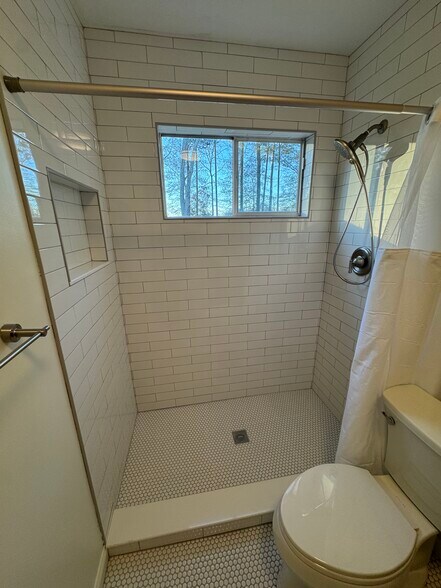 Building Photo - 114 Woodglen Dr