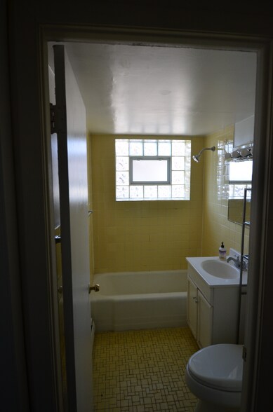 Building Photo - 2032 Linden Ave