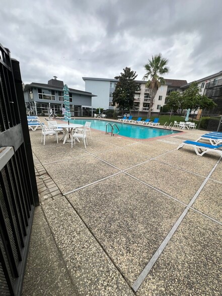 Building Photo - 960 Shorepoint Ct