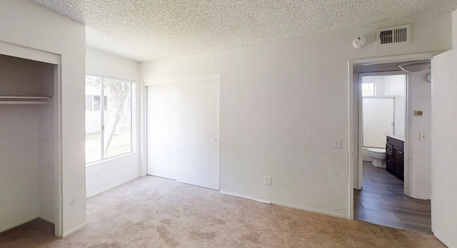 Building Photo - 14702 Plaza Dr