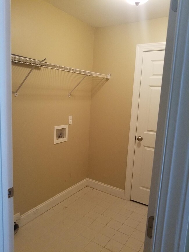 Building Photo - Unit Available in Radcliffe Place