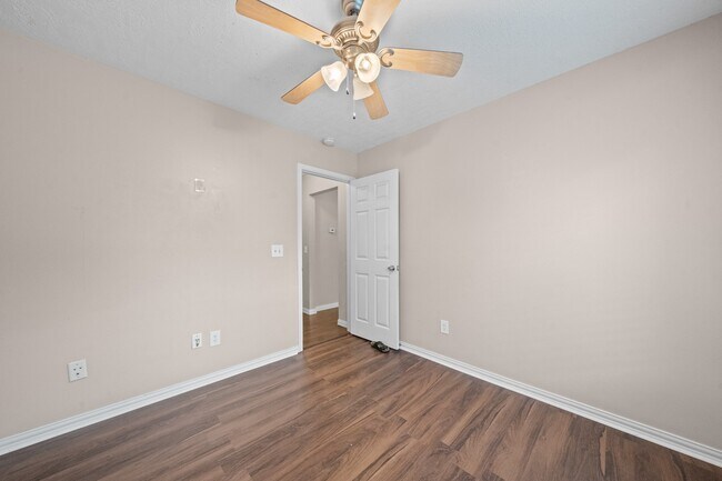 Building Photo - 18178 Holly Green Dr