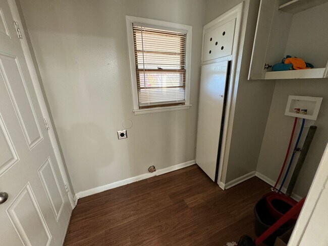 Building Photo - Spacious 3-Bedroom, 1-Bath Home with Garag...