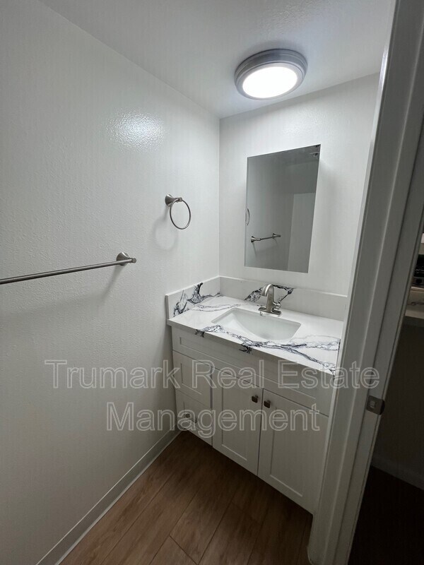 Building Photo - 2719 Montrose Ave