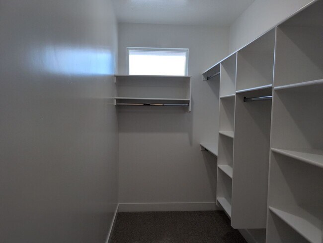 Building Photo - Modern Comfort in a Beautiful 3-Bedroom Home