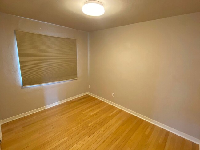 Building Photo - Beautiful Nob Hill Home with gourmet kitch...