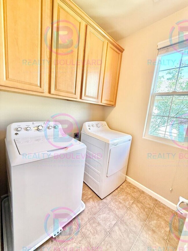 Building Photo - Beautiful townhome in South Meadows! 3-bed...