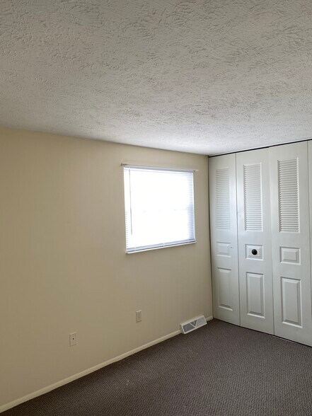 2nd bedroom - 6005 Black Oak Dr