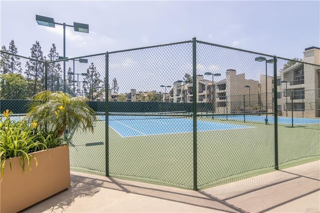 Building Photo - 21520 Burbank Blvd