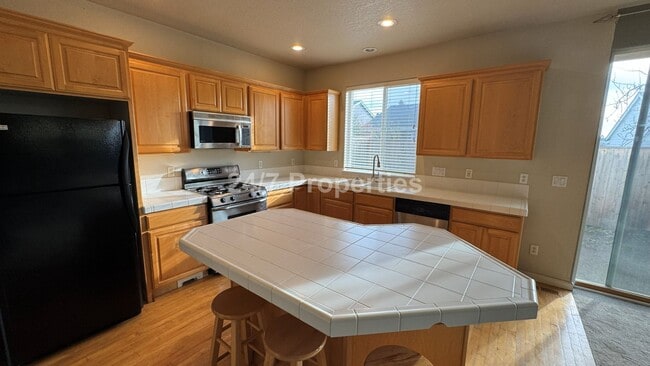 Building Photo - Inviting 3 BD I 2 BA Home - West Linn