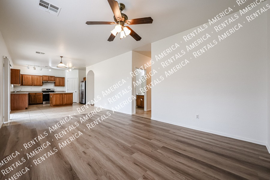 Building Photo - 935 E Blue Spruce Ln