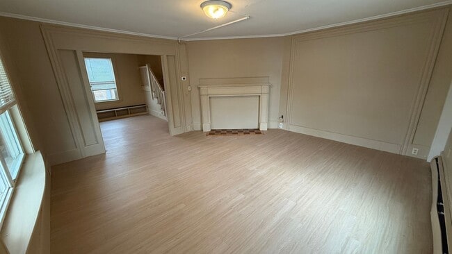 Building Photo - 5 Bedroom 2 bathroom House Available for r...