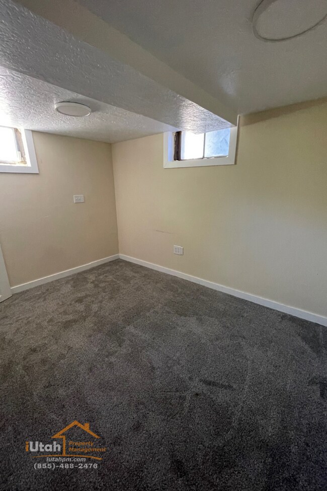 Building Photo - 4 bdrm 2 bth Home