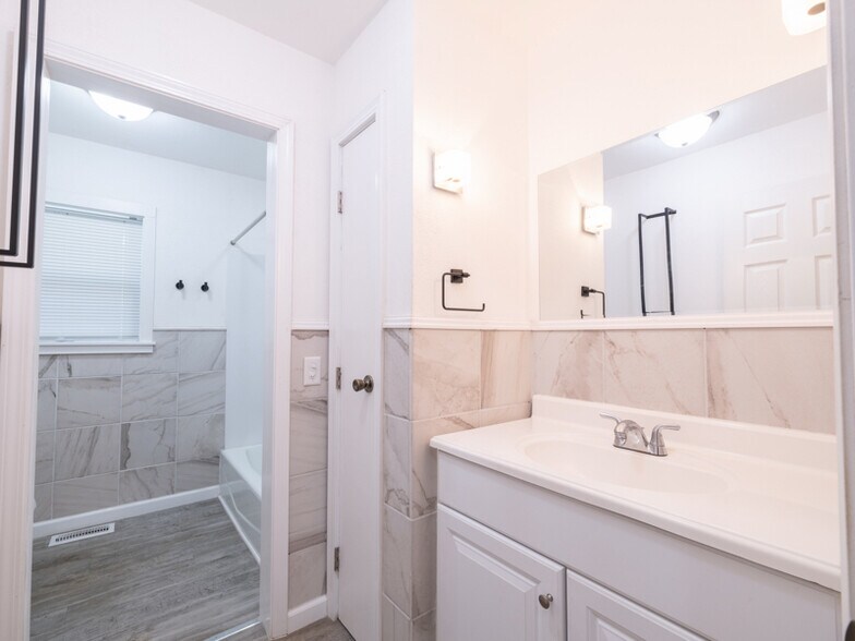 Building Photo - 211 Sharen St