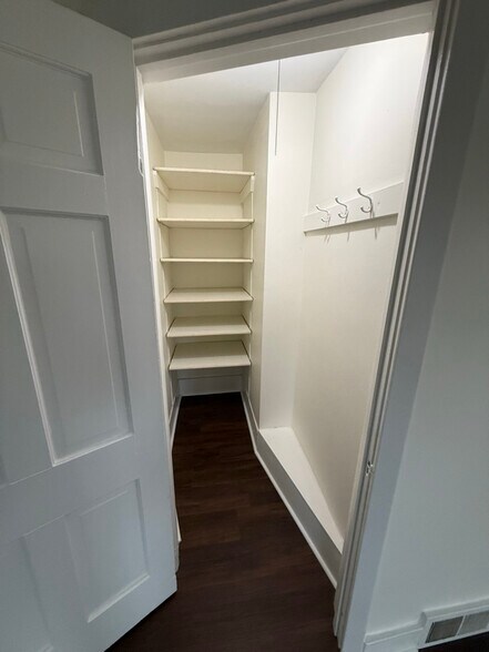 Building Photo - 426 E Benton St