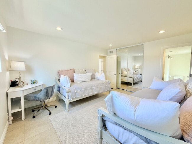 Building Photo - 3953 Sunset Ln